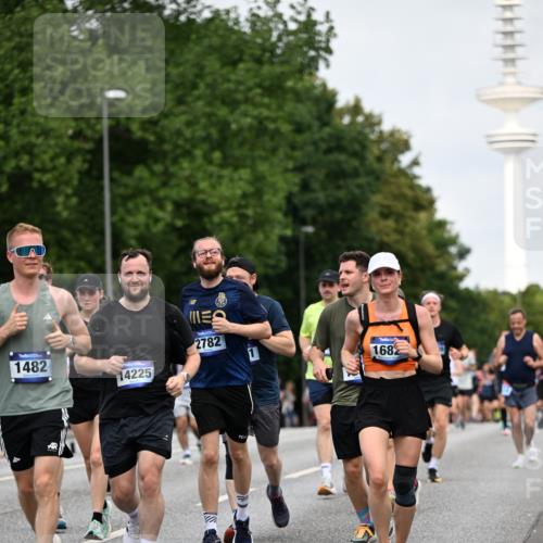 29.06.2025 - hella hamburg halbmarathon Dr. Thomas Lammeyer http://msf.ph/oto/8152790 29.06.2025 10:07:27 Kennedybrücke 1114, 1135, 1138, 1482, 1702, 1885, 2594, 2619, 2759, 2782, 2810, 3001, 3572, 3630, 4066, 4204, 4511, 4613, 4665, 6217, 7210, 7211, 7290, 7935, 8614, 9439, 9453, 9554, 10824 meine-sportfotos.de