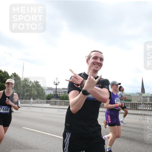 29.06.2025 - hella hamburg halbmarathon Jannik Wohlers http://msf.ph/oto/8152813 29.06.2025 10:43:29 Lombardsbrücke 1026, 1095, 1306, 1310, 1459, 2073, 2733, 3288, 3597, 4627, 4636, 5001, 5192, 5201, 5293, 5890, 5902, 5905, 6036, 6334, 6895, 6971, 6973, 7205, 7206, 7489, 8000, 8058, 8870, 9073, 9704, 9879, 10097, 10220, 10285, 10553, 10799, 12518, 12520, 12792, 13371, 13705, 13777, 14474, 14544, 15285, 15294, 15448, 15719, 16298, 16308, 16862, 17293, 17501, 18080, 18310, 18318, 18436 meine-sportfotos.de