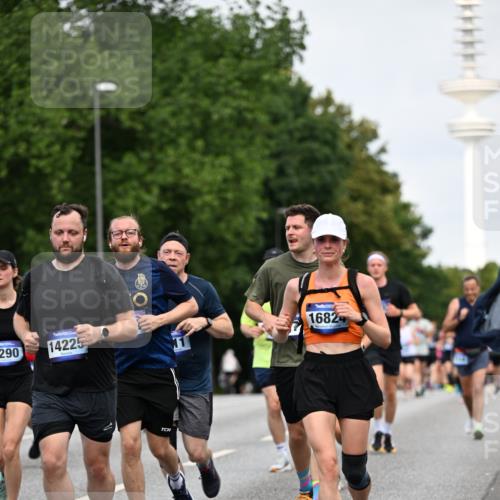 29.06.2025 - hella hamburg halbmarathon Dr. Thomas Lammeyer http://msf.ph/oto/8152815 29.06.2025 10:07:27 Kennedybrücke 1114, 1135, 1138, 1482, 1702, 1885, 2594, 2619, 2759, 2782, 2810, 3001, 3572, 3630, 4066, 4204, 4511, 4613, 4665, 6217, 7210, 7211, 7290, 7935, 8614, 9439, 9453, 9554, 10824 meine-sportfotos.de