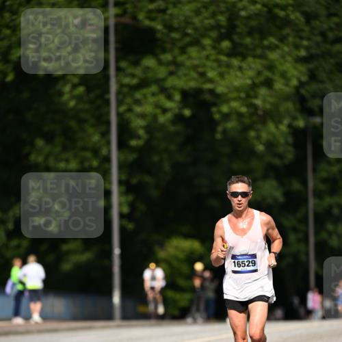 29.06.2025 - hella hamburg halbmarathon Dr. Thomas Lammeyer http://msf.ph/oto/8152899 29.06.2025 09:41:57 Kennedybrücke  meine-sportfotos.de