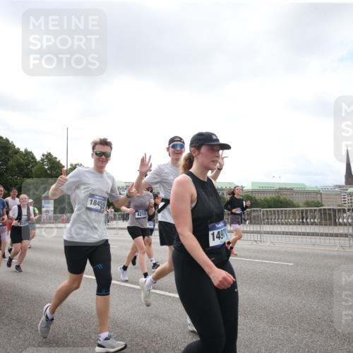 29.06.2025 - hella hamburg halbmarathon Jannik Wohlers http://msf.ph/oto/8152910 29.06.2025 10:44:17 Lombardsbrücke 2674, 3506, 4215, 4968, 5355, 5649, 6002, 7216, 8582, 9084, 9085, 9331, 9333, 9397, 9536, 10006, 10416, 11272, 12318, 12409, 13262, 13288, 14325, 14350, 14681, 14971, 15809, 16101, 16232, 16494, 16577, 17372, 18454, 18459, 19133 meine-sportfotos.de