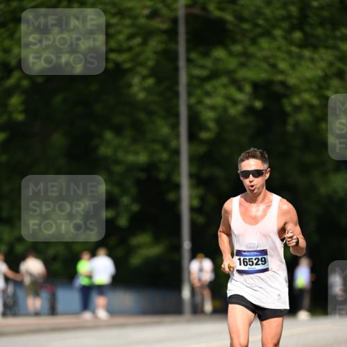 29.06.2025 - hella hamburg halbmarathon Dr. Thomas Lammeyer http://msf.ph/oto/8152931 29.06.2025 09:41:58 Kennedybrücke 4524 meine-sportfotos.de