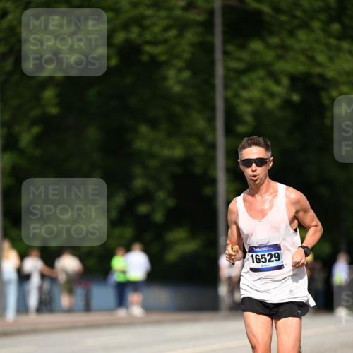 29.06.2025 - hella hamburg halbmarathon Dr. Thomas Lammeyer http://msf.ph/oto/8152940 29.06.2025 09:41:58 Kennedybrücke 4524 meine-sportfotos.de