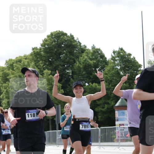 29.06.2025 - hella hamburg halbmarathon Jannik Wohlers http://msf.ph/oto/8152986 29.06.2025 10:15:33 Lombardsbrücke 1156, 1308, 1651, 2071, 2076, 2165, 2436, 3167, 4828, 5423, 7897, 7941, 7942, 8169, 8554, 8746, 8885, 9675, 9784, 10608, 11113, 11303, 11478, 11774, 11783, 11818, 12427, 12469, 12628, 13179, 13951, 14423, 14543, 14559, 15570, 15571, 15710, 15889, 15988, 16020, 16348, 16606, 16923, 17692, 18641, 18957, 19030 meine-sportfotos.de