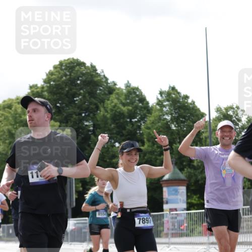 29.06.2025 - hella hamburg halbmarathon Jannik Wohlers http://msf.ph/oto/8153016 29.06.2025 10:15:33 Lombardsbrücke 1156, 1308, 1651, 2071, 2076, 2165, 2436, 3167, 4828, 5423, 7897, 7941, 7942, 8169, 8554, 8746, 8885, 9675, 9784, 10608, 11113, 11303, 11478, 11774, 11783, 11818, 12427, 12469, 12628, 13179, 13951, 14423, 14543, 14559, 15570, 15571, 15710, 15889, 15988, 16020, 16348, 16606, 16923, 17692, 18641, 18957, 19030 meine-sportfotos.de