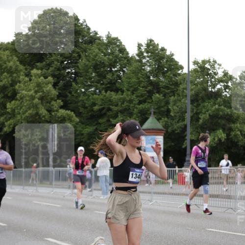 29.06.2025 - hella hamburg halbmarathon Jannik Wohlers http://msf.ph/oto/8153034 29.06.2025 10:52:44 Lombardsbrücke 2291, 2988, 3787, 4626, 5428, 6135, 6521, 7483, 7681, 8414, 10417, 10568, 10661, 11520, 11524, 12193, 12700, 13489, 13916, 13917, 14038, 14761, 14765, 14807, 14977, 14979, 16137, 16156, 16961, 17012, 17577, 18988 meine-sportfotos.de