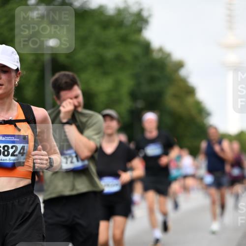 29.06.2025 - hella hamburg halbmarathon Dr. Thomas Lammeyer http://msf.ph/oto/8153035 29.06.2025 10:07:30 Kennedybrücke 1114, 1135, 1138, 1482, 1702, 1885, 2594, 2619, 2759, 2782, 2810, 3001, 3572, 3630, 4066, 4307, 4511, 4613, 6217, 6391, 7006, 7210, 7211, 7290, 7935, 8614, 9439, 9453, 9554, 10824 meine-sportfotos.de