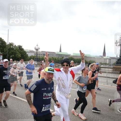 29.06.2025 - hella hamburg halbmarathon Jannik Wohlers http://msf.ph/oto/8153046 29.06.2025 10:45:00 Lombardsbrücke 1713, 1798, 2216, 2217, 2657, 2664, 2973, 3160, 3164, 3357, 3377, 3879, 3993, 4099, 4102, 4224, 4306, 4504, 4820, 4851, 5099, 5108, 5339, 5636, 5949, 6150, 6763, 6788, 6911, 6922, 6980, 7283, 7530, 7541, 7859, 8605, 9620, 10030, 10182, 10225, 10812, 11119, 11314, 11393, 11473, 11474, 11660, 11725, 11726, 12415, 12575, 12793, 12856, 12878, 12905, 13555, 13791, 13862, 14002, 14185, 14232, 14379, 14410, 14513, 14742, 15011, 15450, 15517, 15557, 15692, 15751, 18264 meine-sportfotos.de