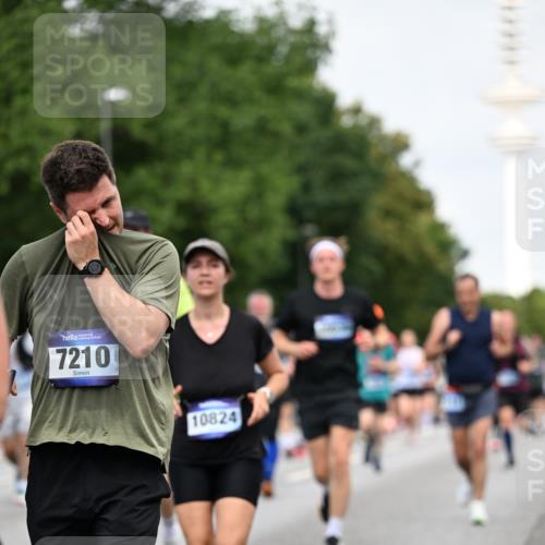 29.06.2025 - hella hamburg halbmarathon Dr. Thomas Lammeyer http://msf.ph/oto/8153048 29.06.2025 10:07:30 Kennedybrücke 1114, 1135, 1138, 1482, 1702, 1885, 2594, 2619, 2759, 2782, 2810, 3001, 3572, 3630, 4066, 4307, 4511, 4613, 6217, 6391, 7006, 7210, 7211, 7290, 7935, 8614, 9439, 9453, 9554, 10824 meine-sportfotos.de