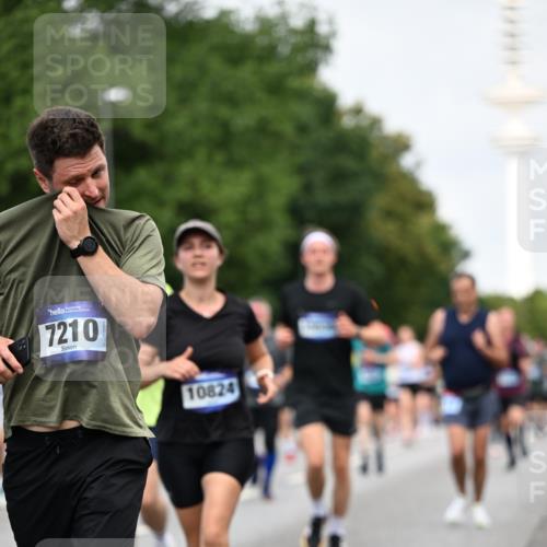 29.06.2025 - hella hamburg halbmarathon Dr. Thomas Lammeyer http://msf.ph/oto/8153058 29.06.2025 10:07:30 Kennedybrücke 1114, 1135, 1138, 1482, 1702, 1885, 2594, 2619, 2759, 2782, 2810, 3001, 3572, 3630, 4066, 4307, 4511, 4613, 6217, 6391, 7006, 7210, 7211, 7290, 7935, 8614, 9439, 9453, 9554, 10824 meine-sportfotos.de