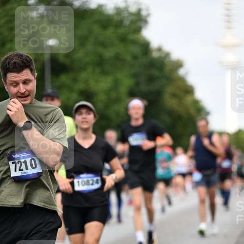 29.06.2025 - hella hamburg halbmarathon Dr. Thomas Lammeyer http://msf.ph/oto/8153066 29.06.2025 10:07:30 Kennedybrücke 1114, 1135, 1138, 1482, 1702, 1885, 2594, 2619, 2759, 2782, 2810, 3001, 3572, 3630, 4066, 4307, 4511, 4613, 6217, 6391, 7006, 7210, 7211, 7290, 7935, 8614, 9439, 9453, 9554, 10824 meine-sportfotos.de