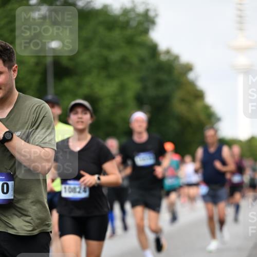 29.06.2025 - hella hamburg halbmarathon Dr. Thomas Lammeyer http://msf.ph/oto/8153070 29.06.2025 10:07:31 Kennedybrücke 1114, 1135, 1138, 1482, 1702, 1885, 2594, 2759, 2782, 2810, 3001, 3572, 3630, 4066, 4307, 4511, 4613, 6217, 6391, 7006, 7210, 7211, 7290, 7306, 7935, 8614, 9439, 9453, 9554, 10824 meine-sportfotos.de