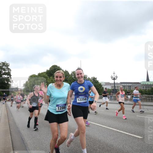 29.06.2025 - hella hamburg halbmarathon Jannik Wohlers http://msf.ph/oto/8153086 29.06.2025 10:46:40 Lombardsbrücke 1073, 1185, 1286, 1593, 1607, 1720, 1961, 2211, 2327, 2537, 2555, 2556, 2665, 2981, 4239, 4483, 5111, 5114, 5796, 5953, 6485, 6496, 7073, 7430, 7431, 8131, 8486, 8684, 8706, 8967, 9050, 9139, 9557, 9743, 9758, 9774, 9949, 10514, 10515, 11618, 11621, 12258, 12538, 12630, 12989, 13172, 13430, 13431, 13756, 14370, 14680, 14891, 15806, 15865, 16077, 16684, 16836, 17015, 17288, 17356, 18147, 18315, 18403, 18654, 18674, 18950 meine-sportfotos.de