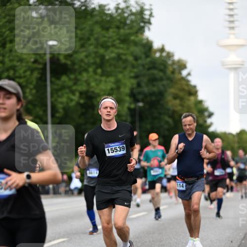 29.06.2025 - hella hamburg halbmarathon Dr. Thomas Lammeyer http://msf.ph/oto/8153091 29.06.2025 10:07:31 Kennedybrücke 1114, 1135, 1138, 1482, 1702, 1885, 2594, 2759, 2782, 2810, 3001, 3572, 3630, 4066, 4307, 4511, 4613, 6217, 6391, 7006, 7210, 7211, 7290, 7306, 7935, 8614, 9439, 9453, 9554, 10824 meine-sportfotos.de