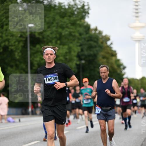 29.06.2025 - hella hamburg halbmarathon Dr. Thomas Lammeyer http://msf.ph/oto/8153113 29.06.2025 10:07:32 Kennedybrücke 1114, 1135, 1138, 1482, 1702, 1885, 2594, 2759, 2782, 2810, 3001, 3572, 3630, 4066, 4307, 4511, 4587, 4613, 6217, 6391, 7006, 7210, 7211, 7290, 7306, 7935, 8614, 9439, 9453, 9554, 10824 meine-sportfotos.de