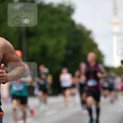 29.06.2025 - hella hamburg halbmarathon Dr. Thomas Lammeyer http://msf.ph/oto/8153274 29.06.2025 10:07:35 Kennedybrücke 1114, 1135, 1138, 1482, 1885, 2594, 2759, 2782, 3001, 3572, 4307, 4511, 4587, 5384, 5396, 5464, 6217, 6391, 7006, 7210, 7211, 7277, 7278, 7279, 7290, 7306, 7935, 8614, 9439, 9453, 9554, 10824 meine-sportfotos.de