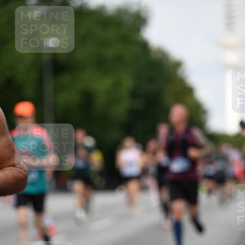 29.06.2025 - hella hamburg halbmarathon Dr. Thomas Lammeyer http://msf.ph/oto/8153278 29.06.2025 10:07:36 Kennedybrücke 1114, 1135, 1138, 1482, 1885, 2594, 2759, 2782, 3001, 3572, 4307, 4511, 4587, 5384, 5396, 5464, 6217, 6391, 7006, 7210, 7211, 7277, 7278, 7279, 7290, 7306, 7935, 8614, 9439, 9453, 9554, 10824 meine-sportfotos.de