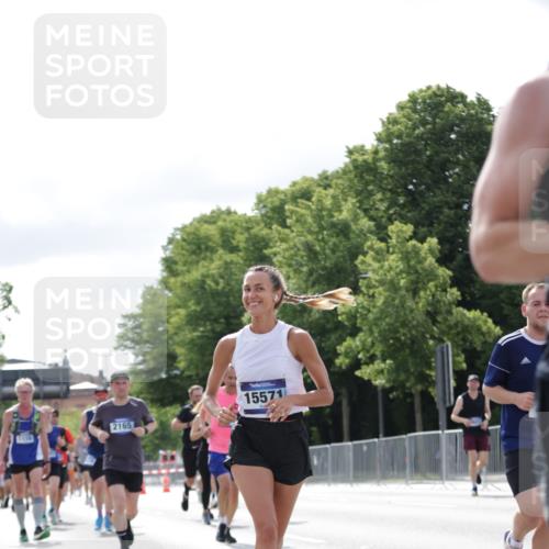 29.06.2025 - hella hamburg halbmarathon Jannik Wohlers http://msf.ph/oto/8153294 29.06.2025 10:15:40 Lombardsbrücke 1156, 1308, 1651, 2071, 2076, 2165, 2436, 2803, 2835, 3167, 4828, 5046, 5423, 7897, 8169, 8274, 8554, 8746, 8885, 9601, 9675, 9784, 9802, 10107, 10292, 10844, 10990, 11113, 11303, 11478, 11774, 11783, 11818, 12427, 12628, 14543, 14559, 15571, 15724, 15889, 16020, 16348, 16606, 17692, 18641, 18735, 19030 meine-sportfotos.de