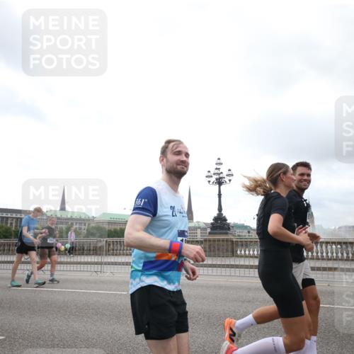 29.06.2025 - hella hamburg halbmarathon Jannik Wohlers http://msf.ph/oto/8153352 29.06.2025 10:48:19 Lombardsbrücke 1142, 1167, 1584, 2437, 2438, 2716, 2792, 5010, 7203, 7947, 7948, 8719, 8760, 9552, 9787, 10059, 10204, 10366, 10524, 10654, 10656, 11364, 11365, 11762, 11776, 11861, 13775, 13814, 13845, 14382, 15715, 15833, 16042, 16498, 16499, 16525, 16701, 16974, 17046, 18282, 18496, 18909, 19024, 19083, 19135 meine-sportfotos.de