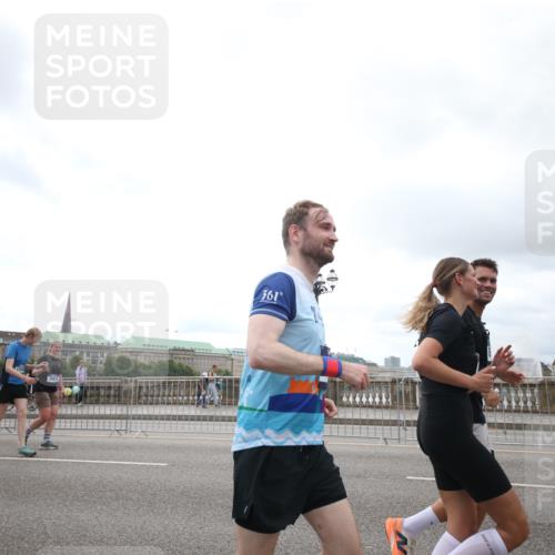 29.06.2025 - hella hamburg halbmarathon Jannik Wohlers http://msf.ph/oto/8153359 29.06.2025 10:48:19 Lombardsbrücke 1142, 1167, 1584, 2437, 2438, 2716, 2792, 5010, 7203, 7947, 7948, 8719, 8760, 9552, 9787, 10059, 10204, 10366, 10524, 10654, 10656, 11364, 11365, 11762, 11776, 11861, 13775, 13814, 13845, 14382, 15715, 15833, 16042, 16498, 16499, 16525, 16701, 16974, 17046, 18282, 18496, 18909, 19024, 19083, 19135 meine-sportfotos.de