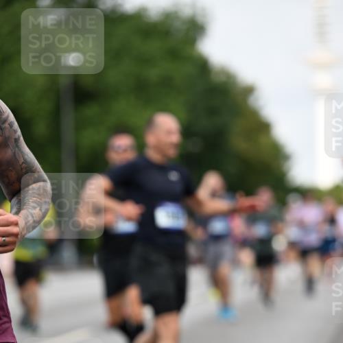29.06.2025 - hella hamburg halbmarathon Dr. Thomas Lammeyer http://msf.ph/oto/8153384 29.06.2025 10:07:39 Kennedybrücke 1114, 1482, 1885, 2594, 2759, 2782, 3001, 3572, 4307, 4511, 4587, 5384, 5396, 5464, 5613, 6217, 6391, 6453, 7006, 7210, 7211, 7277, 7278, 7279, 7290, 7306, 7935, 8614, 9453, 9554, 10824, 11402 meine-sportfotos.de