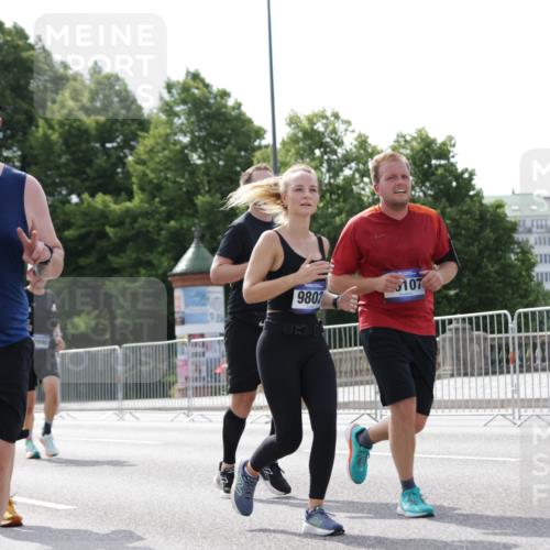 29.06.2025 - hella hamburg halbmarathon Jannik Wohlers http://msf.ph/oto/8153403 29.06.2025 10:15:44 Lombardsbrücke 1156, 1308, 1651, 2071, 2076, 2165, 2436, 2803, 2835, 3134, 4637, 4828, 5046, 5423, 7897, 8169, 8274, 8554, 9601, 9784, 9802, 9881, 10107, 10183, 10292, 10844, 10990, 11113, 11303, 11478, 11818, 12628, 14543, 15332, 15487, 15571, 15724, 15889, 16921, 17592, 17692, 18641, 18735, 19030 meine-sportfotos.de
