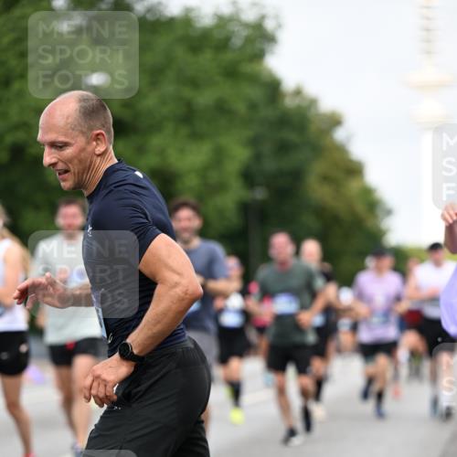 29.06.2025 - hella hamburg halbmarathon Dr. Thomas Lammeyer http://msf.ph/oto/8153419 29.06.2025 10:07:41 Kennedybrücke 1114, 1885, 2594, 2759, 2782, 3001, 3572, 4307, 4511, 4587, 5384, 5396, 5464, 5613, 6217, 6391, 6453, 7006, 7210, 7211, 7277, 7278, 7279, 7290, 7306, 7935, 8469, 8614, 9453, 9554, 10389, 10824, 11402 meine-sportfotos.de