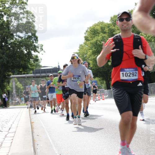 29.06.2025 - hella hamburg halbmarathon Jannik Wohlers http://msf.ph/oto/8153466 29.06.2025 10:15:47 Lombardsbrücke 1156, 1308, 1651, 2071, 2165, 2436, 2803, 2835, 3134, 3648, 4637, 4828, 5046, 5294, 5423, 8169, 8274, 8554, 9601, 9784, 9802, 9881, 10107, 10183, 10292, 10844, 10990, 11344, 11345, 12572, 13215, 14543, 15332, 15487, 15571, 15724, 15889, 16921, 17592, 17692, 18735, 19030 meine-sportfotos.de