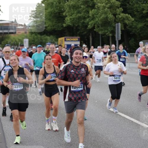 29.06.2025 - hella hamburg halbmarathon Jannik Wohlers http://msf.ph/oto/8153507 29.06.2025 10:53:06 Lombardsbrücke 1340, 1709, 1900, 1906, 1984, 2065, 2409, 2429, 3226, 4195, 4595, 5562, 5815, 5857, 6041, 6044, 6306, 6913, 6996, 7068, 7537, 7611, 7876, 7890, 8189, 8212, 8515, 8906, 9077, 9456, 9685, 9764, 9785, 10043, 10175, 10490, 11489, 11914, 12068, 12082, 12219, 12259, 12280, 12459, 13011, 13072, 13326, 13351, 14065, 14419, 14927, 15118, 15498, 15804, 16979, 17236, 17600, 17709, 18057, 18079, 18083, 18144, 18311, 18523, 18532, 18593, 18609 meine-sportfotos.de