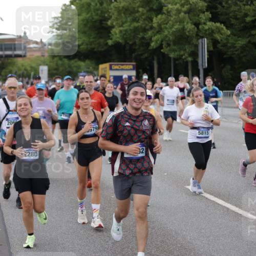 29.06.2025 - hella hamburg halbmarathon Jannik Wohlers http://msf.ph/oto/8153513 29.06.2025 10:53:06 Lombardsbrücke 1340, 1709, 1900, 1906, 1984, 2065, 2409, 2429, 3226, 4195, 4595, 5562, 5815, 5857, 6041, 6044, 6306, 6913, 6996, 7068, 7537, 7611, 7876, 7890, 8189, 8212, 8515, 8906, 9077, 9456, 9685, 9764, 9785, 10043, 10175, 10490, 11489, 11914, 12068, 12082, 12219, 12259, 12280, 12459, 13011, 13072, 13326, 13351, 14065, 14419, 14927, 15118, 15498, 15804, 16979, 17236, 17600, 17709, 18057, 18079, 18083, 18144, 18311, 18523, 18532, 18593, 18609 meine-sportfotos.de