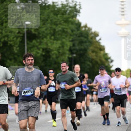 29.06.2025 - hella hamburg halbmarathon Dr. Thomas Lammeyer http://msf.ph/oto/8153524 29.06.2025 10:07:43 Kennedybrücke 1114, 1885, 2594, 2683, 2759, 3001, 4307, 4511, 4587, 5384, 5396, 5464, 5613, 6217, 6391, 6453, 7006, 7277, 7278, 7279, 7306, 7935, 8469, 8614, 9453, 9554, 10389, 10824, 11402 meine-sportfotos.de