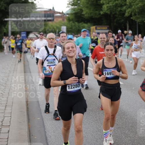 29.06.2025 - hella hamburg halbmarathon Jannik Wohlers http://msf.ph/oto/8153545 29.06.2025 10:53:07 Lombardsbrücke 1340, 1709, 1900, 1906, 1984, 2065, 2429, 3226, 4195, 4595, 5562, 5815, 5857, 6041, 6044, 6306, 6913, 6996, 7068, 7537, 7611, 7876, 7890, 8189, 8212, 8515, 8906, 9077, 9456, 9531, 9685, 9764, 9785, 10043, 10175, 10490, 11489, 11914, 12068, 12082, 12219, 12259, 12280, 12459, 13011, 13072, 13326, 13351, 14065, 14419, 14927, 15118, 15292, 15498, 15804, 15821, 15822, 16979, 17236, 17600, 17709, 18057, 18059, 18079, 18083, 18144, 18523, 18532, 18593, 18609 meine-sportfotos.de