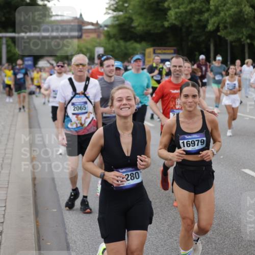 29.06.2025 - hella hamburg halbmarathon Jannik Wohlers http://msf.ph/oto/8153565 29.06.2025 10:53:07 Lombardsbrücke 1340, 1709, 1900, 1906, 1984, 2065, 2429, 3226, 4195, 4595, 5562, 5815, 5857, 6041, 6044, 6306, 6913, 6996, 7068, 7537, 7611, 7876, 7890, 8189, 8212, 8515, 8906, 9077, 9456, 9531, 9685, 9764, 9785, 10043, 10175, 10490, 11489, 11914, 12068, 12082, 12219, 12259, 12280, 12459, 13011, 13072, 13326, 13351, 14065, 14419, 14927, 15118, 15292, 15498, 15804, 15821, 15822, 16979, 17236, 17600, 17709, 18057, 18059, 18079, 18083, 18144, 18523, 18532, 18593, 18609 meine-sportfotos.de
