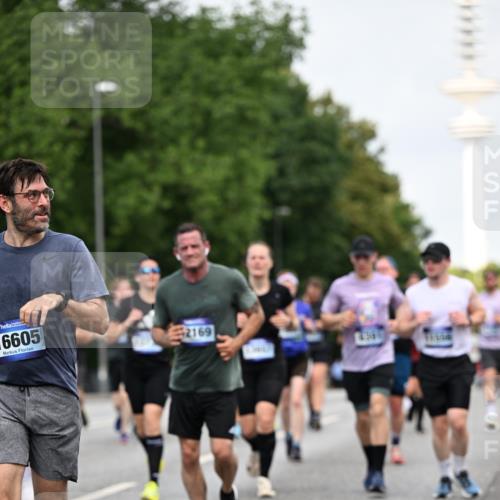 29.06.2025 - hella hamburg halbmarathon Dr. Thomas Lammeyer http://msf.ph/oto/8153581 29.06.2025 10:07:43 Kennedybrücke 1114, 1885, 2594, 2683, 2759, 3001, 4307, 4511, 4587, 5384, 5396, 5464, 5613, 6217, 6391, 6453, 7006, 7277, 7278, 7279, 7306, 7935, 8469, 8614, 9453, 9554, 10389, 10824, 11402 meine-sportfotos.de