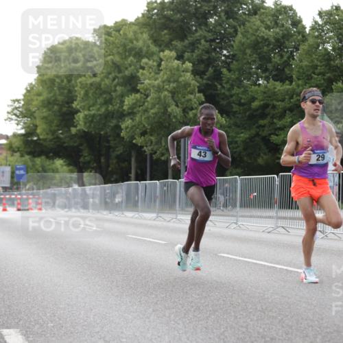 29.06.2025 - hella hamburg halbmarathon Jannik Wohlers http://msf.ph/oto/8153608 29.06.2025 09:34:40 Lombardsbrücke 29, 43, 46, 48 meine-sportfotos.de