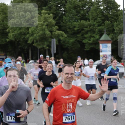 29.06.2025 - hella hamburg halbmarathon Jannik Wohlers http://msf.ph/oto/8153613 29.06.2025 10:53:09 Lombardsbrücke 1340, 1709, 1900, 1906, 1984, 2065, 2429, 3226, 4595, 5562, 5815, 5857, 6041, 6044, 6306, 6913, 6996, 7039, 7068, 7537, 7611, 7876, 7890, 8189, 8212, 8515, 8906, 9077, 9456, 9531, 9685, 9785, 10175, 11489, 11914, 12068, 12082, 12259, 12280, 12459, 13072, 13316, 13351, 14065, 14419, 14927, 15118, 15292, 15498, 15804, 15821, 15822, 16979, 17236, 17709, 18057, 18059, 18079, 18083, 18144, 18523, 18532, 18593, 18609 meine-sportfotos.de