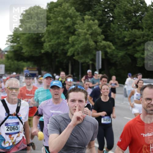 29.06.2025 - hella hamburg halbmarathon Jannik Wohlers http://msf.ph/oto/8153623 29.06.2025 10:53:09 Lombardsbrücke 1340, 1709, 1900, 1906, 1984, 2065, 2429, 3226, 4595, 5562, 5815, 5857, 6041, 6044, 6306, 6913, 6996, 7039, 7068, 7537, 7611, 7876, 7890, 8189, 8212, 8515, 8906, 9077, 9456, 9531, 9685, 9785, 10175, 11489, 11914, 12068, 12082, 12259, 12280, 12459, 13072, 13316, 13351, 14065, 14419, 14927, 15118, 15292, 15498, 15804, 15821, 15822, 16979, 17236, 17709, 18057, 18059, 18079, 18083, 18144, 18523, 18532, 18593, 18609 meine-sportfotos.de