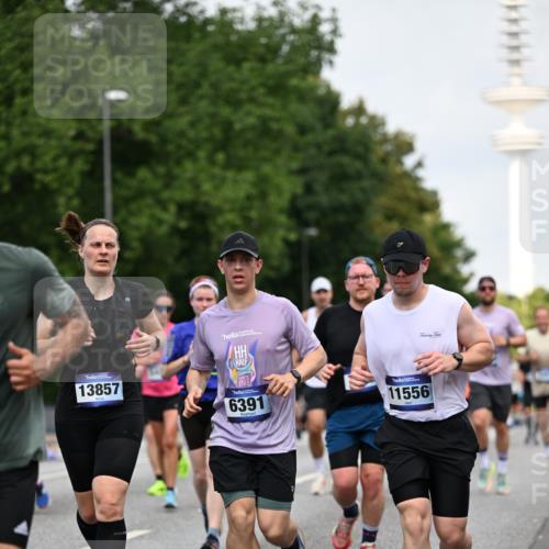 29.06.2025 - hella hamburg halbmarathon Dr. Thomas Lammeyer http://msf.ph/oto/8153636 29.06.2025 10:07:46 Kennedybrücke 1114, 1885, 2594, 2683, 2759, 3001, 4095, 4307, 4511, 4587, 5384, 5396, 5464, 5613, 6217, 6391, 6453, 7006, 7277, 7278, 7279, 7306, 7935, 8469, 8614, 9453, 10389, 11402 meine-sportfotos.de