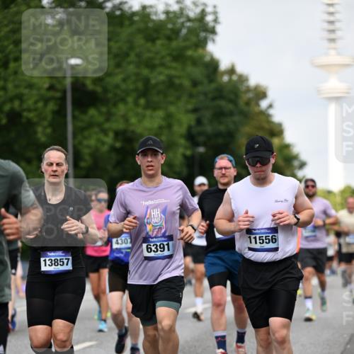 29.06.2025 - hella hamburg halbmarathon Dr. Thomas Lammeyer http://msf.ph/oto/8153640 29.06.2025 10:07:46 Kennedybrücke 1114, 1885, 2594, 2683, 2759, 3001, 4095, 4307, 4511, 4587, 5384, 5396, 5464, 5613, 6217, 6391, 6453, 7006, 7277, 7278, 7279, 7306, 7935, 8469, 8614, 9453, 10389, 11402 meine-sportfotos.de