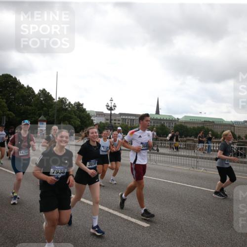 29.06.2025 - hella hamburg halbmarathon Jannik Wohlers http://msf.ph/oto/8153647 29.06.2025 10:50:23 Lombardsbrücke 1129, 1208, 1930, 2200, 2358, 3184, 3229, 3647, 3838, 4642, 4695, 4771, 4848, 6178, 7133, 7141, 7161, 7938, 8200, 8779, 8833, 8986, 9096, 9168, 9933, 10029, 10437, 10552, 10614, 10636, 11577, 12392, 12393, 12800, 13468, 13981, 14010, 14534, 14640, 14762, 14767, 14773, 15017, 15105, 15416, 16500, 16501, 16553, 16904, 17337, 17648, 17735, 18067 meine-sportfotos.de
