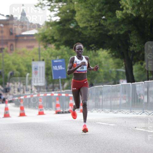 29.06.2025 - hella hamburg halbmarathon Jannik Wohlers http://msf.ph/oto/8153666 29.06.2025 09:34:56 Lombardsbrücke 29, 36, 43, 46, 48 meine-sportfotos.de