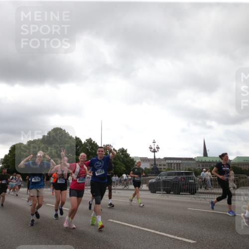 29.06.2025 - hella hamburg halbmarathon Jannik Wohlers http://msf.ph/oto/8153685 29.06.2025 10:51:06 Lombardsbrücke 1617, 1997, 2308, 2484, 2485, 2593, 2736, 2778, 4748, 4808, 4878, 5291, 5357, 5394, 5716, 5717, 6007, 6091, 6885, 6945, 6954, 6961, 7769, 7841, 7871, 7992, 8040, 8125, 8399, 8672, 9340, 9462, 9582, 9583, 9763, 10496, 11034, 11268, 11575, 11913, 12766, 13079, 13598, 13710, 13769, 15092, 15776, 16258, 16595, 16642, 16678, 16807, 17641, 19106 meine-sportfotos.de