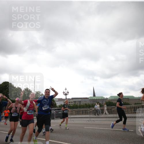 29.06.2025 - hella hamburg halbmarathon Jannik Wohlers http://msf.ph/oto/8153720 29.06.2025 10:51:06 Lombardsbrücke 1617, 1997, 2308, 2484, 2485, 2593, 2736, 2778, 4748, 4808, 4878, 5291, 5357, 5394, 5716, 5717, 6007, 6091, 6885, 6945, 6954, 6961, 7769, 7841, 7871, 7992, 8040, 8125, 8399, 8672, 9340, 9462, 9582, 9583, 9763, 10496, 11034, 11268, 11575, 11913, 12766, 13079, 13598, 13710, 13769, 15092, 15776, 16258, 16595, 16642, 16678, 16807, 17641, 19106 meine-sportfotos.de