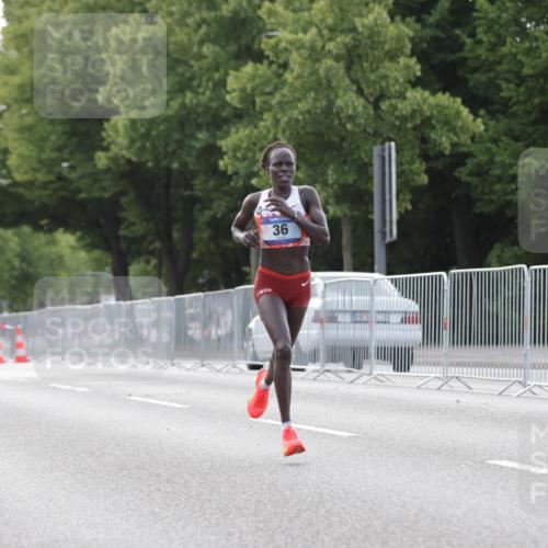 29.06.2025 - hella hamburg halbmarathon Jannik Wohlers http://msf.ph/oto/8153725 29.06.2025 09:34:58 Lombardsbrücke 29, 36, 43, 46, 48 meine-sportfotos.de