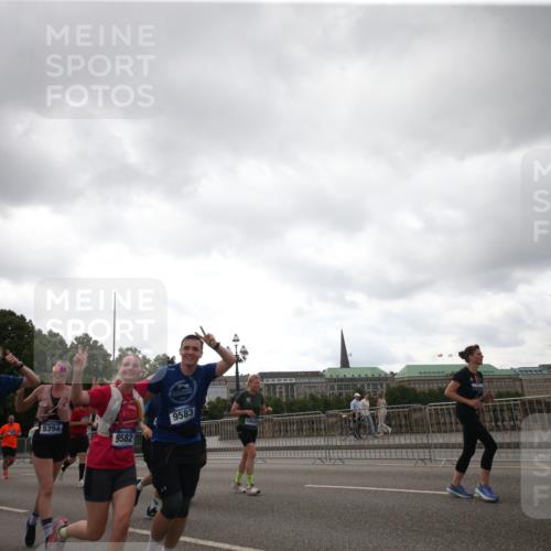 29.06.2025 - hella hamburg halbmarathon Jannik Wohlers http://msf.ph/oto/8153734 29.06.2025 10:51:06 Lombardsbrücke 1617, 1997, 2308, 2484, 2485, 2593, 2736, 2778, 4748, 4808, 4878, 5291, 5357, 5394, 5716, 5717, 6007, 6091, 6885, 6945, 6954, 6961, 7769, 7841, 7871, 7992, 8040, 8125, 8399, 8672, 9340, 9462, 9582, 9583, 9763, 10496, 11034, 11268, 11575, 11913, 12766, 13079, 13598, 13710, 13769, 15092, 15776, 16258, 16595, 16642, 16678, 16807, 17641, 19106 meine-sportfotos.de