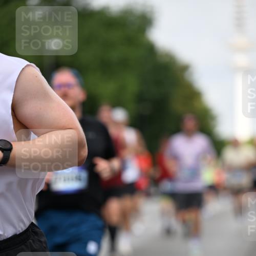 29.06.2025 - hella hamburg halbmarathon Dr. Thomas Lammeyer http://msf.ph/oto/8153736 29.06.2025 10:07:48 Kennedybrücke 1885, 2594, 2683, 2759, 3001, 4095, 4307, 4511, 4587, 5384, 5396, 5464, 5613, 6217, 6391, 6453, 7006, 7277, 7278, 7279, 7306, 7935, 8469, 8484, 8614, 9453, 9899, 10389, 11402 meine-sportfotos.de