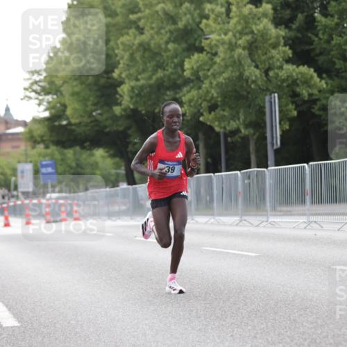 29.06.2025 - hella hamburg halbmarathon Jannik Wohlers http://msf.ph/oto/8153804 29.06.2025 09:35:04 Lombardsbrücke 36, 39 meine-sportfotos.de