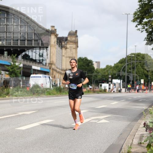 29.06.2025 - hella hamburg halbmarathon Yannick Fuchs http://msf.ph/oto/8153862 29.06.2025 10:10:17 20KM 19227 meine-sportfotos.de