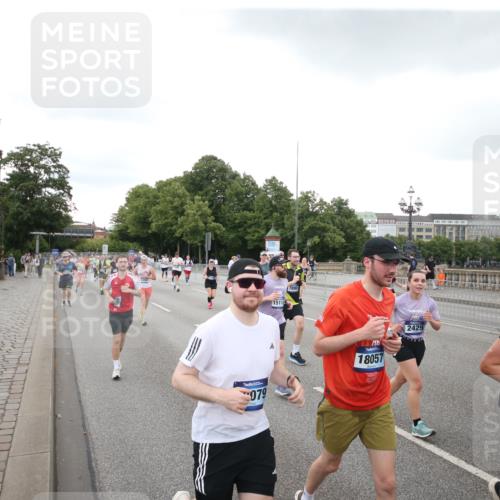 29.06.2025 - hella hamburg halbmarathon Jannik Wohlers http://msf.ph/oto/8153868 29.06.2025 10:53:13 Lombardsbrücke 1340, 1709, 1984, 2429, 3226, 4595, 4801, 5562, 5815, 5856, 5857, 6041, 6044, 6273, 6306, 6913, 6996, 7039, 7068, 7537, 7611, 7876, 7890, 8189, 9077, 9456, 9531, 9685, 9771, 9785, 11489, 11493, 11914, 12068, 12082, 12259, 12280, 12459, 13072, 13316, 13351, 14065, 14927, 15118, 15290, 15292, 15498, 15804, 15821, 15822, 16979, 17236, 17709, 18057, 18059, 18079, 18083, 18144, 18523, 18532, 18593, 18609, 18902 meine-sportfotos.de