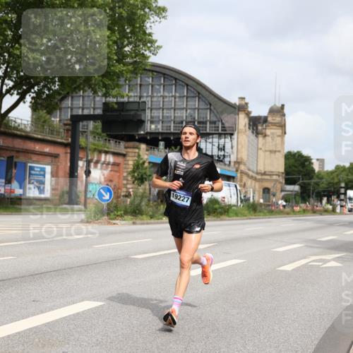 29.06.2025 - hella hamburg halbmarathon Yannick Fuchs http://msf.ph/oto/8153876 29.06.2025 10:10:18 20KM 19227 meine-sportfotos.de